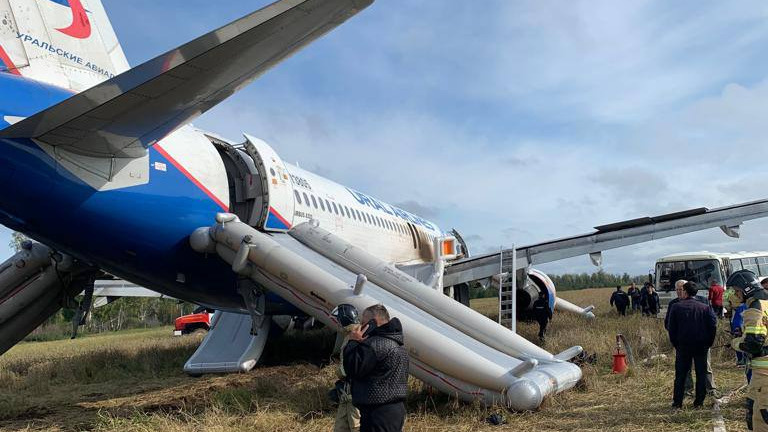 Врачи рассказали о пострадавших при посадке Airbus в поле под Новосибирском