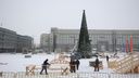 «Начинаем нагонять отставание»: на площади Революции собрали новогоднюю ель
