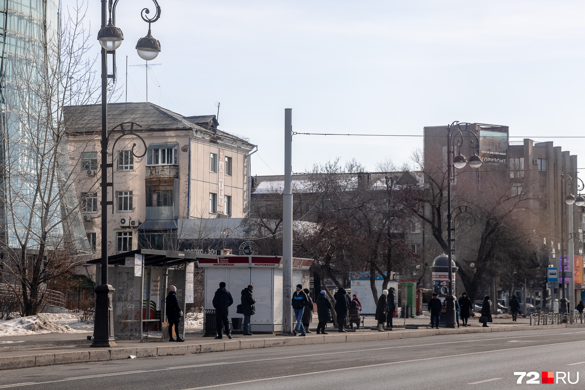 Люди всё меньше покупали периодику на остановках — в автобусах сейчас с газетой не встретишь почти никого Люди всё меньше покупали периодику на остановках — в автобусах сейчас с газетой не встретишь почти никого