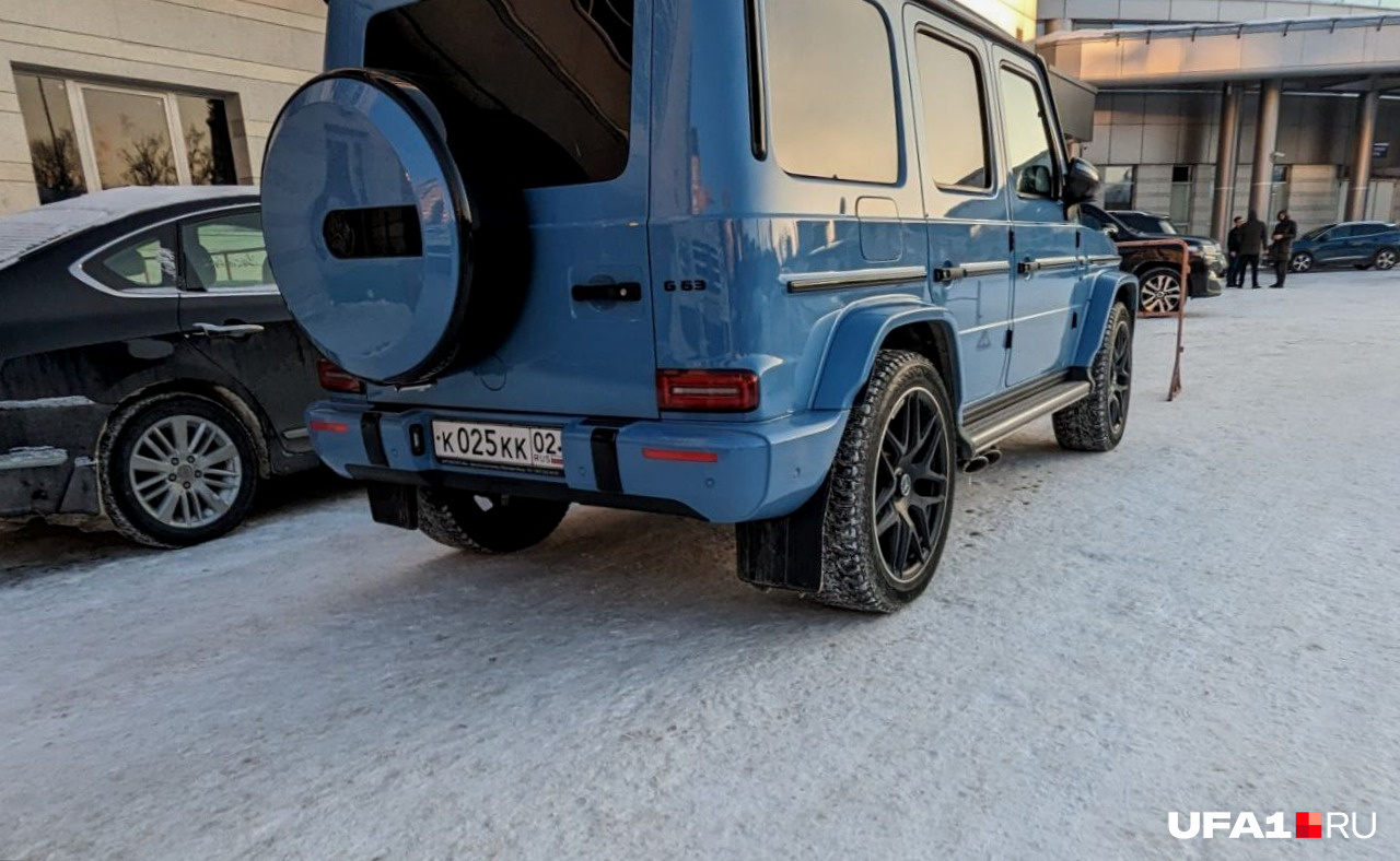 В этой части парковки регулярно останавливаются хоккеисты «Салавата Юлаева»