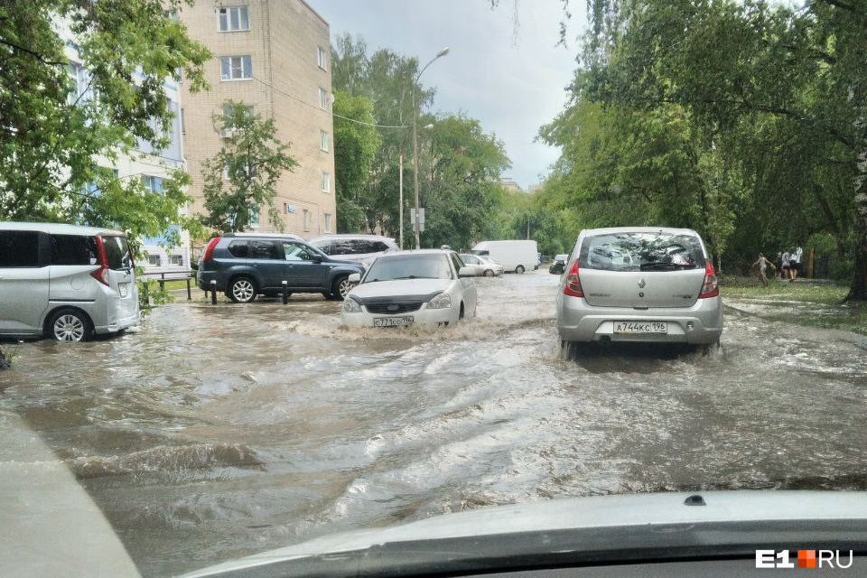 Автомобили ушли под воду! Как Екатеринбург пережил сильную грозу: видео затонувших улиц