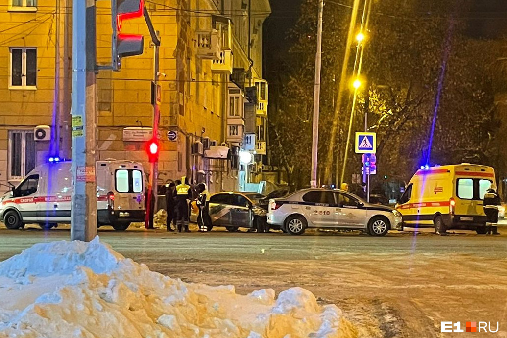 Приехали врачи, спасатели и автоинспекторы: на центральной улице Екатеринбурга случилось сразу две аварии