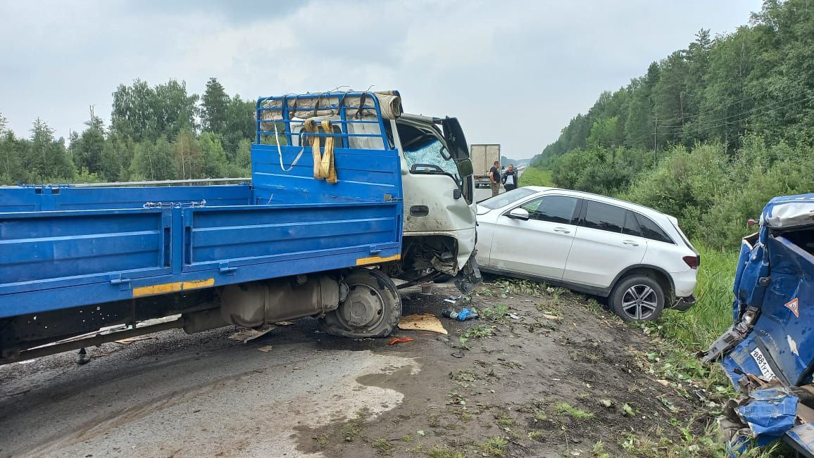 На Серовском тракте водитель грузовика отвлекся: он снес три авто и трех пешеходов. Один человек погиб