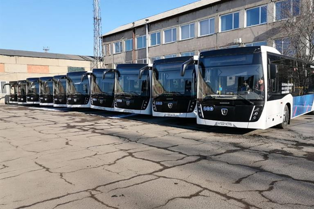 В апреле 2023 года в Красноярск прибыли 28 новых автобусов за <nobr class="_">440 миллионов</nobr> рублей. Но они работают только у муниципалов