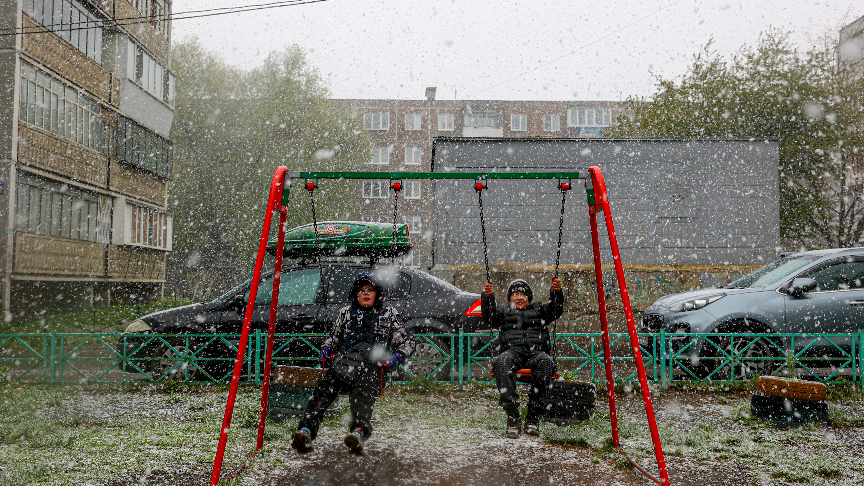 На Челябинск обрушился майский снегопад. Синоптики дали неутешительный прогноз