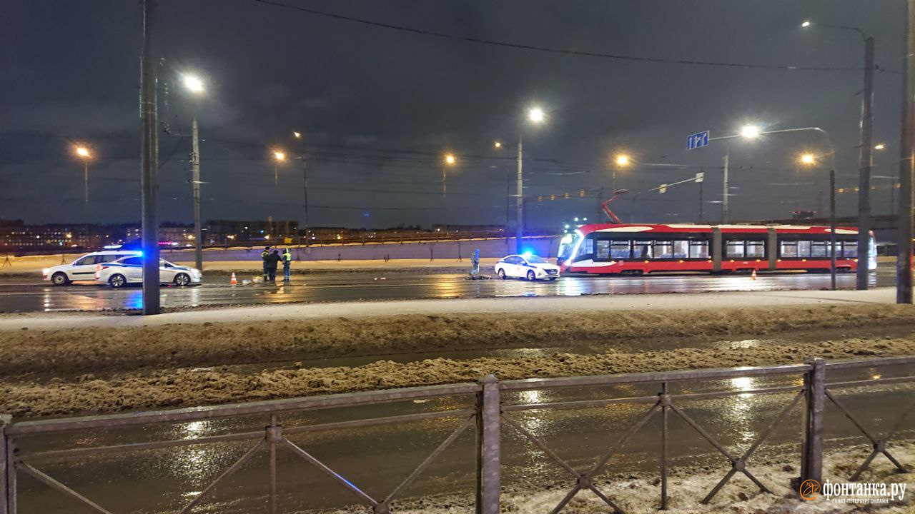 Мужчина погиб под колесами трамвая на проспекте Обуховской обороны. Сперва его сбила машина