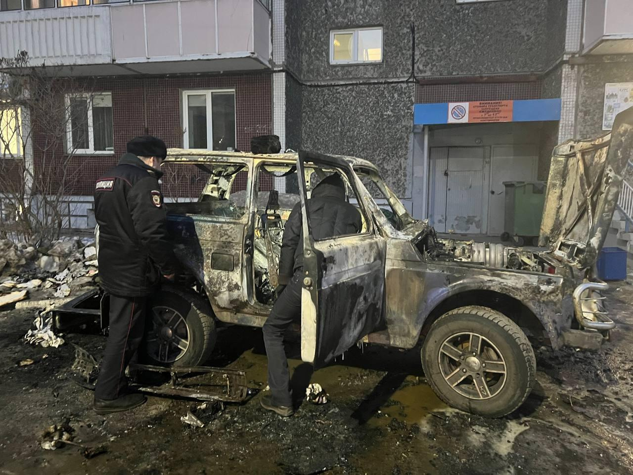 Прохожие спасли детей из загоревшейся машины в Красноярске. Мать вышла к знакомым