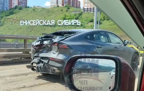 «Патриот» протаранил «китайца» на Николаевском мосту. Водителя иномарки увезли в больницу