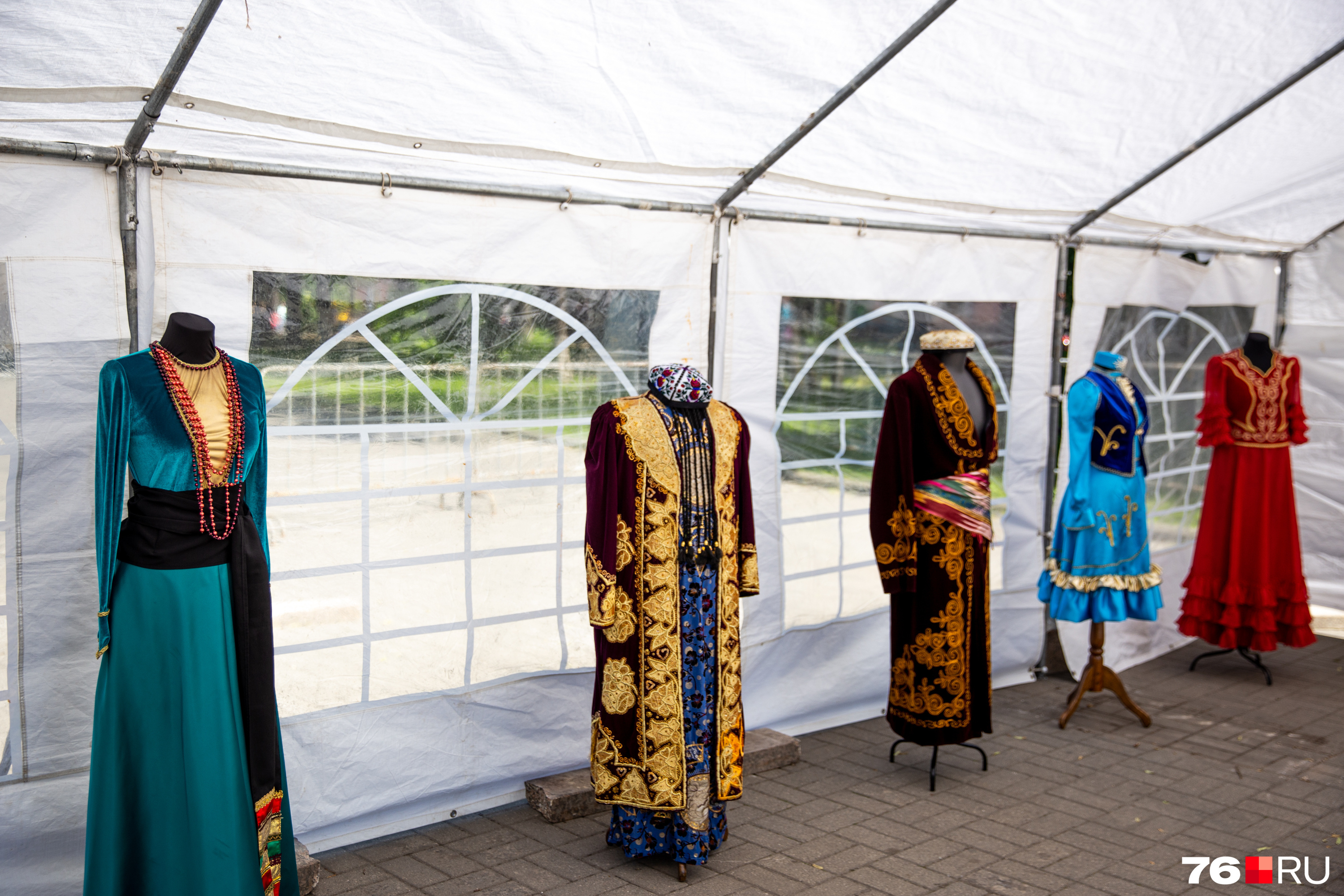Выставка костюмов народов России прошла на Первомайском бульваре