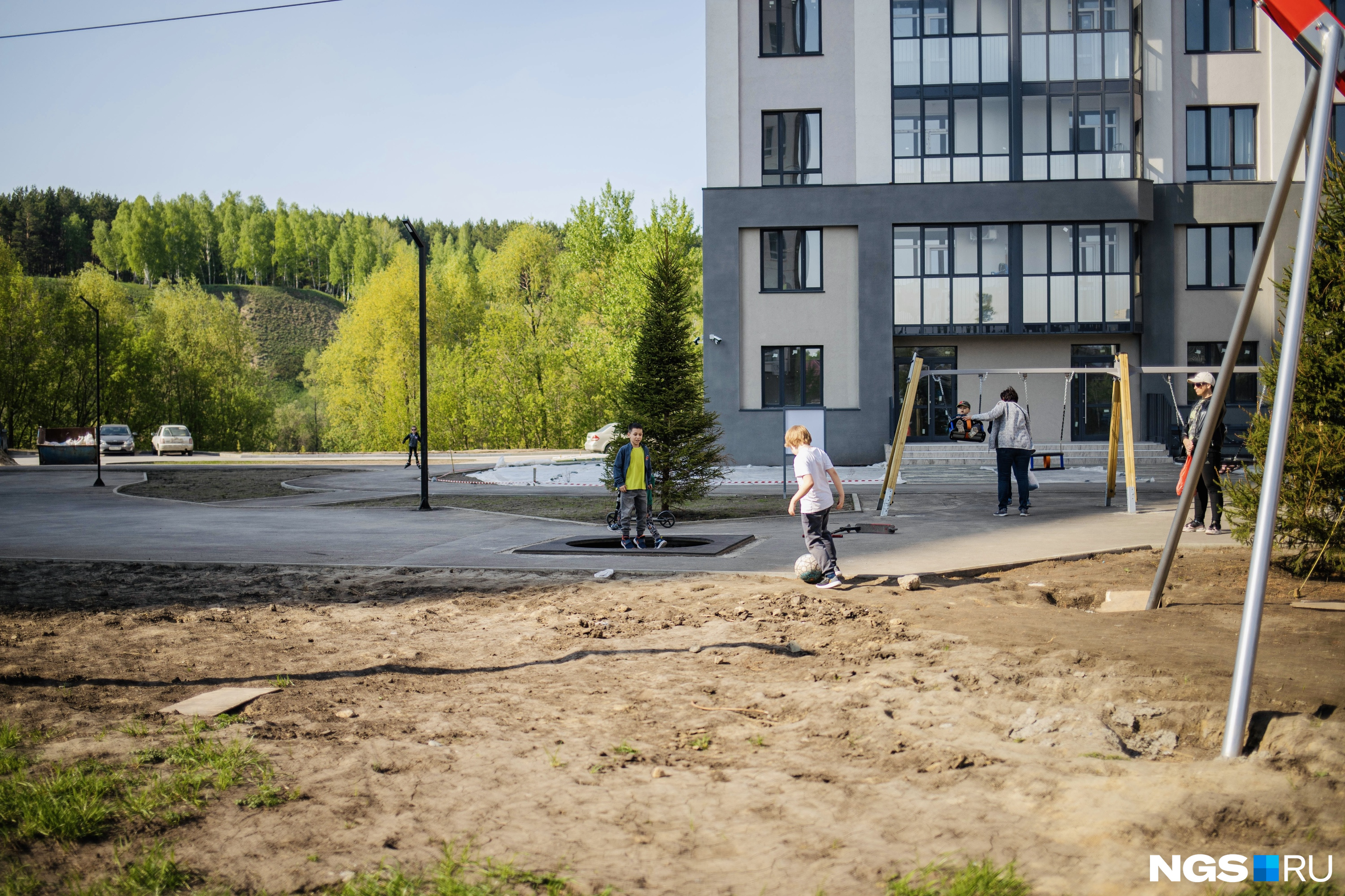 Новые дома обзавелись батутами. И хоть в недавно сданные панельки еще не успели заехать все жильцы, во дворах домов всегда людно — детские площадки здесь самые новые