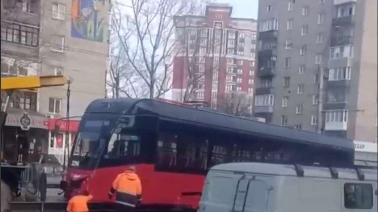 Проблема не в вагоне? В Барнауле новенький трамвай сошел с рельс — как на это отреагировали в мэрии