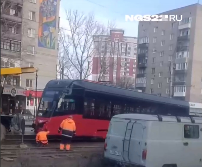 Проблема не в вагоне? В Барнауле новенький трамвай сошел с рельс — как на это отреагировали в мэрии