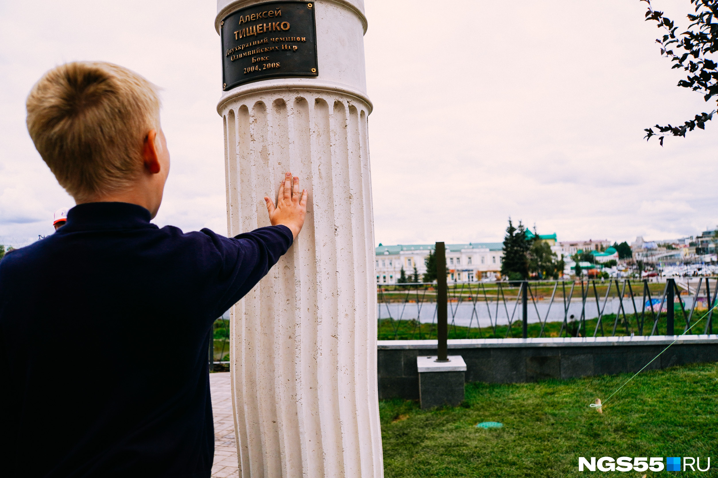 А сын Алексея Тищенко решил прикоснуться к монументу рукой, видимо, чтобы проверить устойчивость