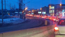 «Уткнулись и стоим»: на «кольце ада» в Новосибирске собралась огромная пробка — фото с места