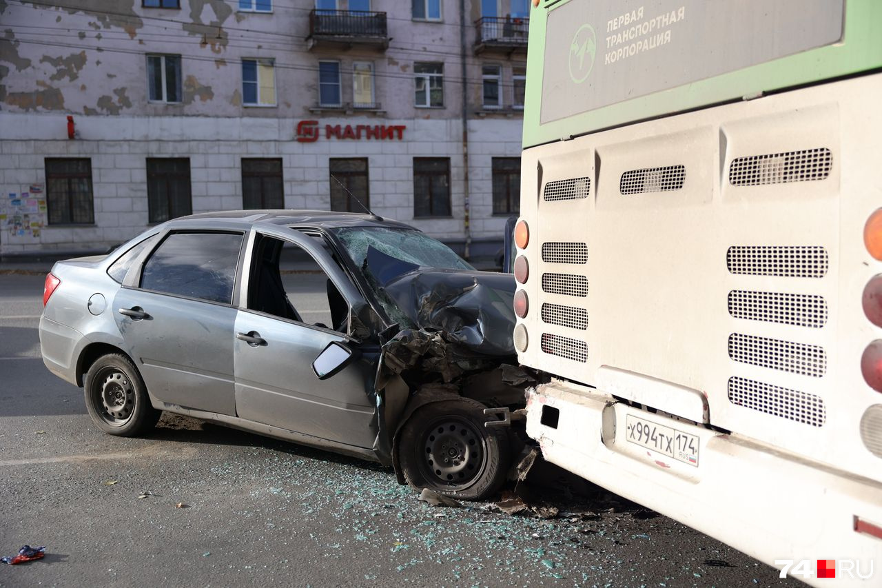 Автомобиль попал в ДТП: как учитывать возмещение ущерба