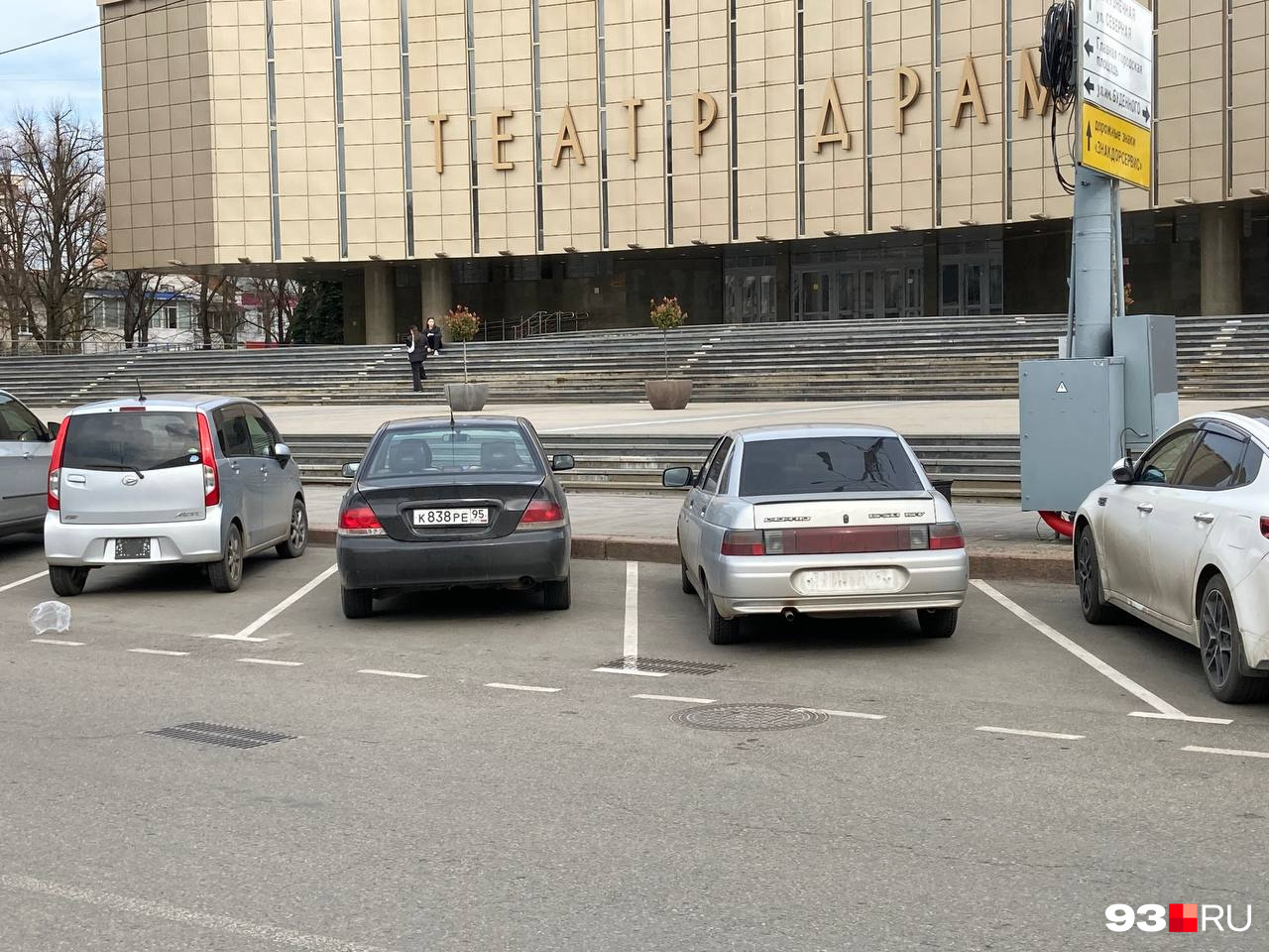 Одни продолжают закрывать номера посторонними предметами, другие просто снимают рамку с номером Одни продолжают закрывать номера посторонними предметами, другие просто снимают рамку с номером