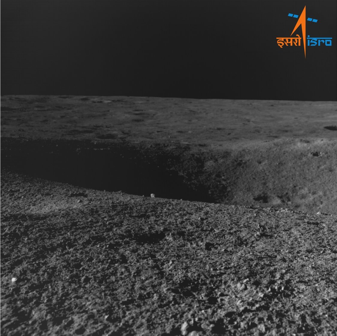 Индийский луноход сфотографировал свои следы на Луне