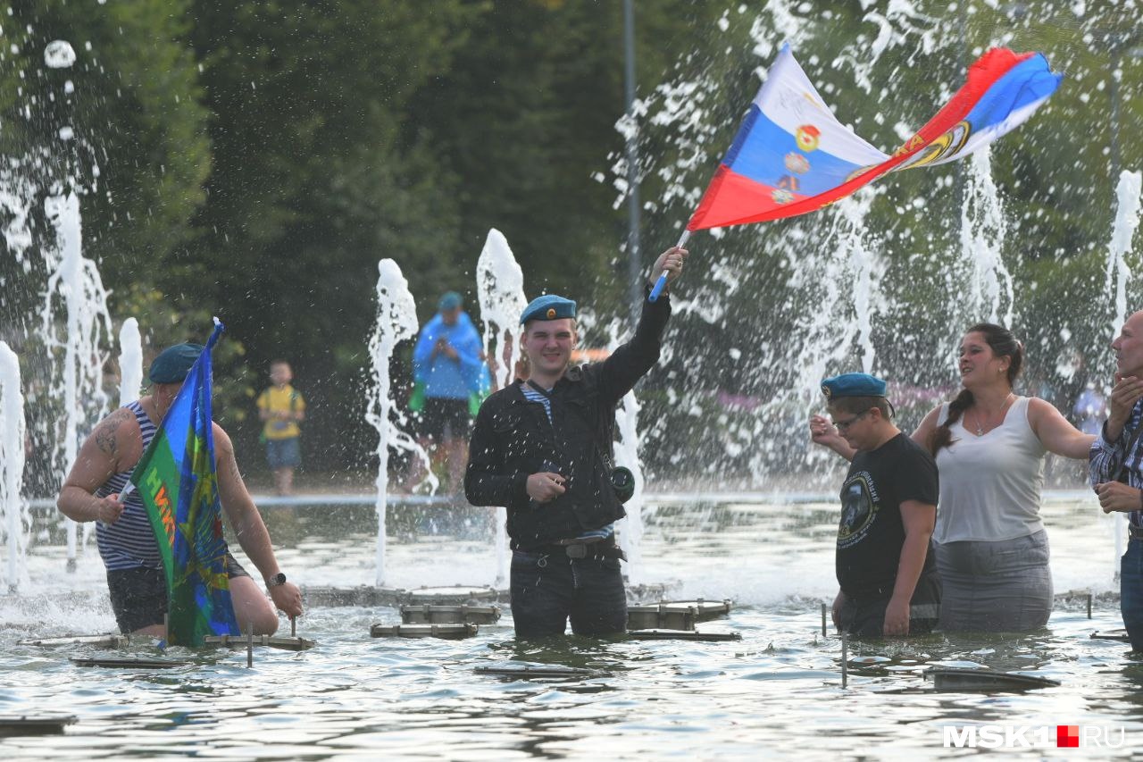 Страна голубых беретов: 30 впечатляющих фото с Дня ВДВ (и всего одно — из фонтана)