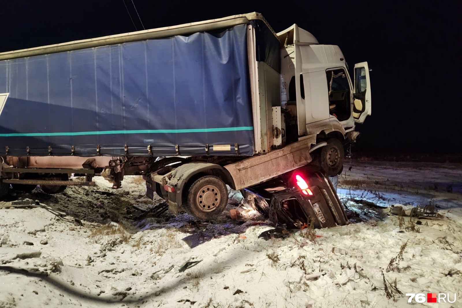 Трое пострадавших, включая ребенка: под Ярославлем фура подмяла легковушку  | 29.11.2023 | Ярославль - БезФормата