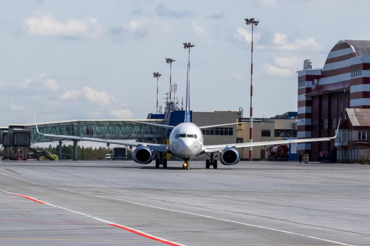 Аэропорт sgc сургут. Самолет сургут. Аэровокзал сургут. Сургутский аэропорт. Аэропорт сургут.