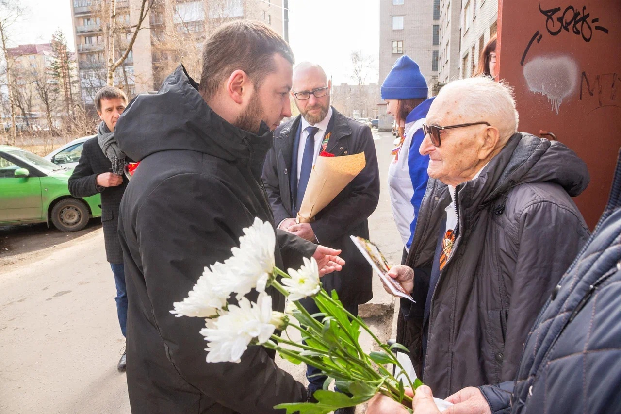 Алексей Герасимов поздравляет ветерана