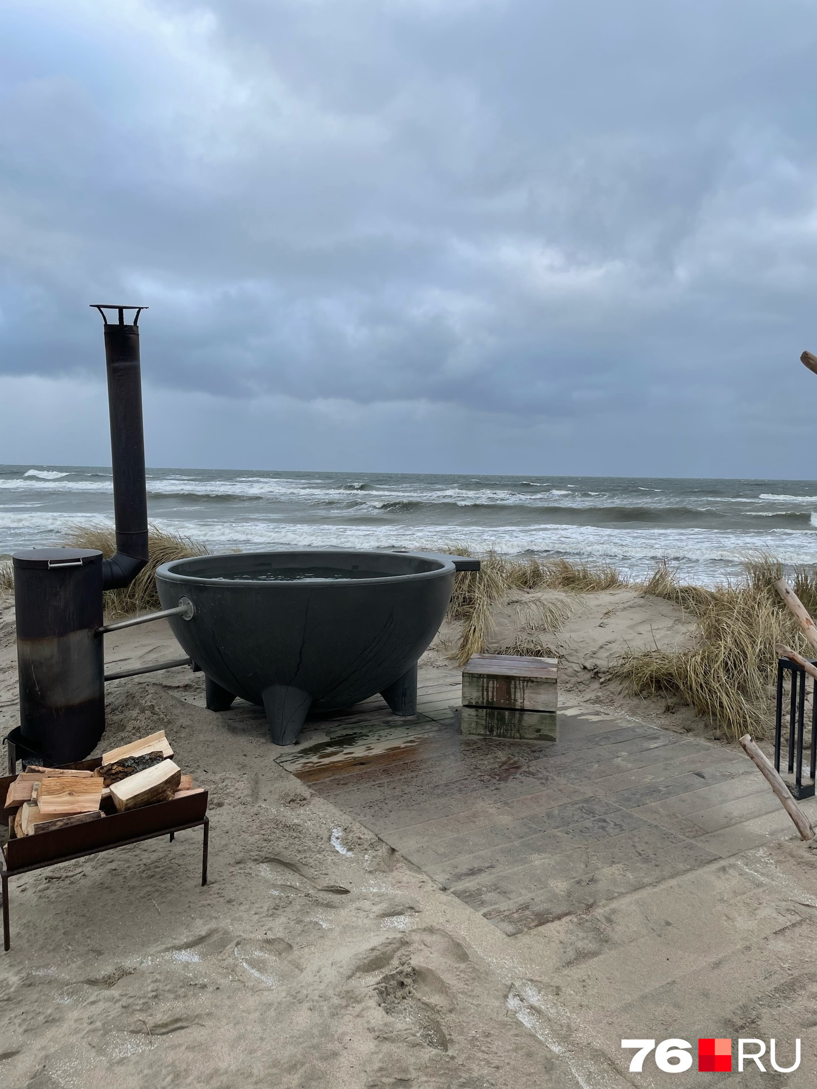 На Куршской косе стоит небольшая сауна с чаном горячей воды на улице На Куршской косе стоит небольшая сауна с чаном горячей воды на улице
