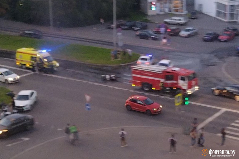 Ураган в спб 01. 07 24. Ураган в питере вчера. Ураган в питере. Ураган повалил деревья на машины в москве.