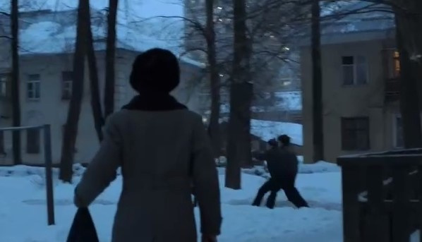Главный герой бежит по заснеженному двору Пятерки в первые минуты сериала