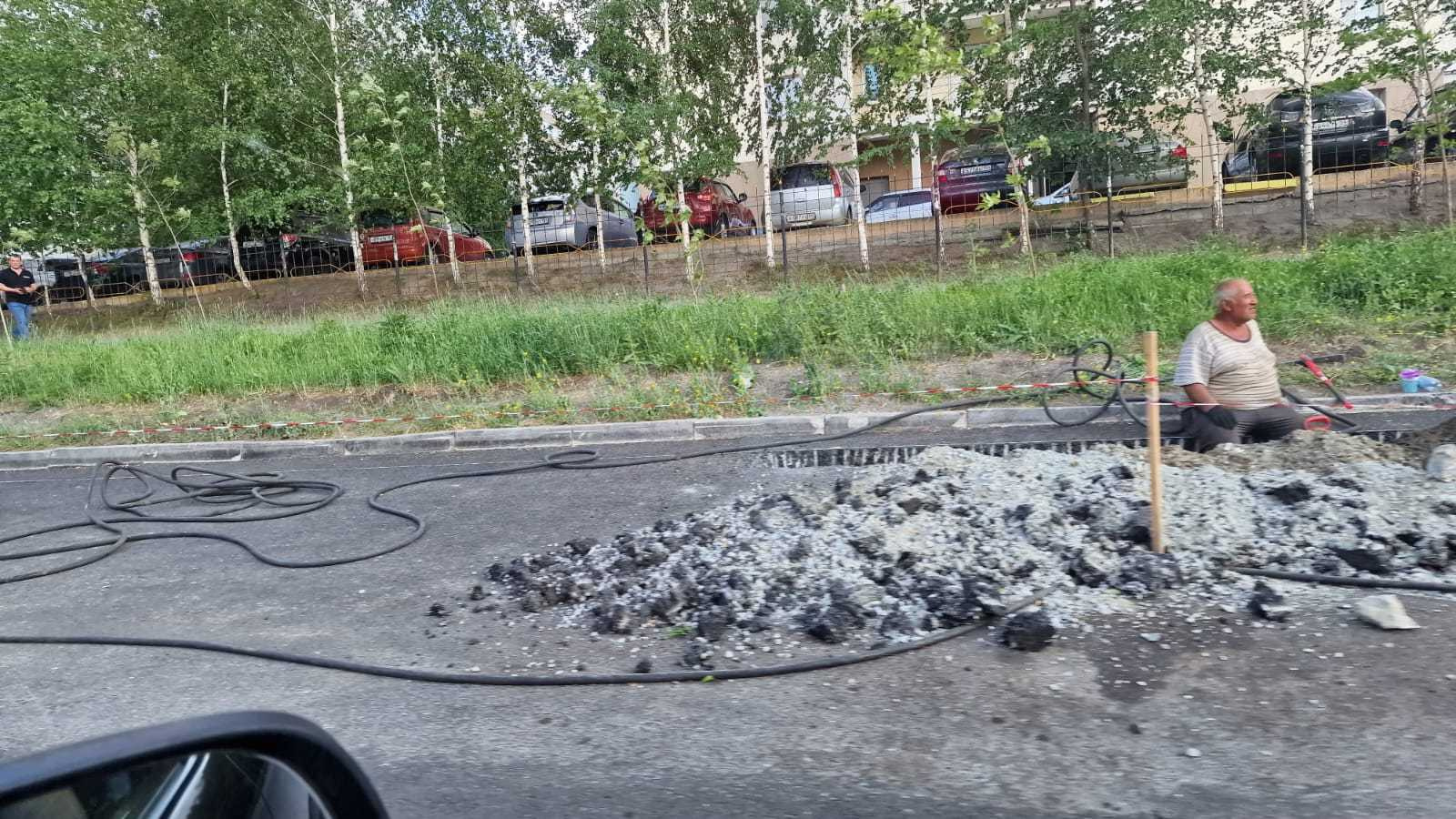 Местные жители сожалеют, что дорогу снова портят Местные жители сожалеют, что дорогу снова портят