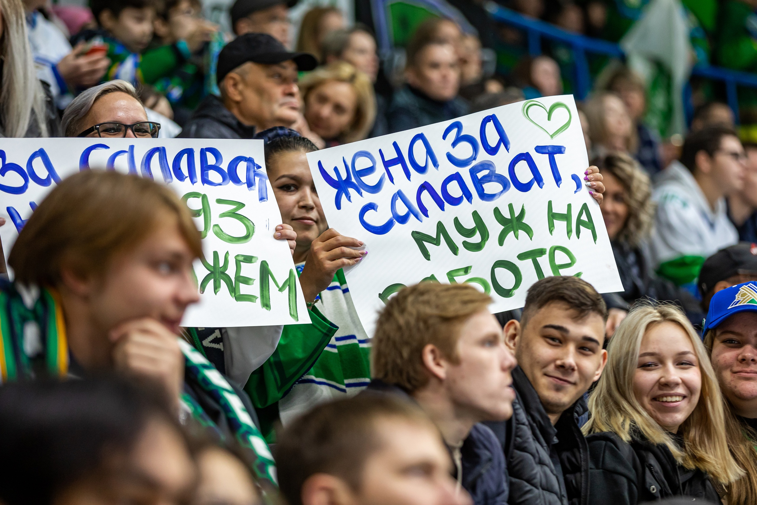 Жаль, не видно левый плакат, ведь он дополняет и без того забавный правый