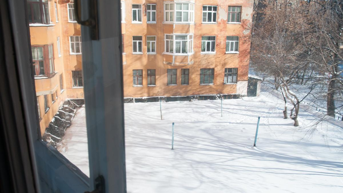 Школьник из большой Тюменской области сделал сальто, выпрыгнув с пятого этажа. А потом встал и пошел