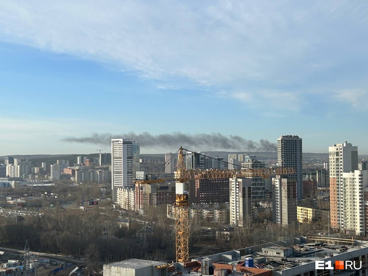 Крупный пожар в Екатеринбурге: полыхает территория теннисной академии