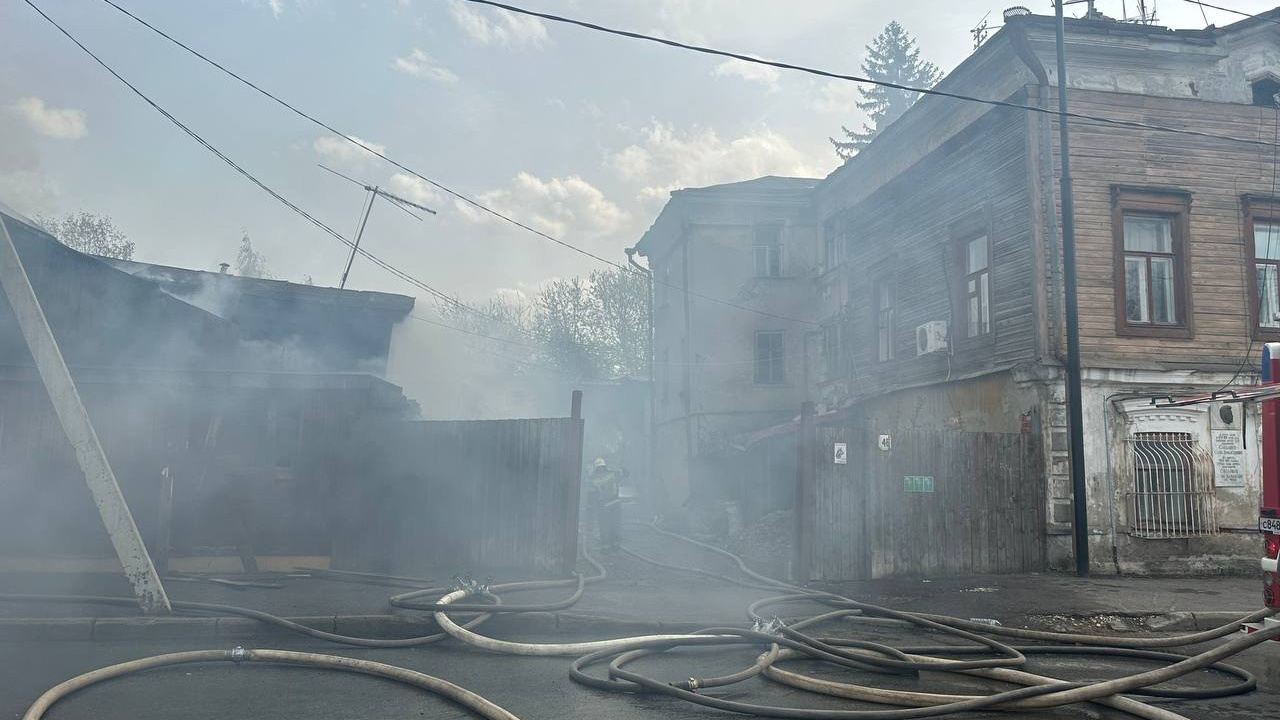 В центре Казани горит дом, в котором жили поэт Хлебников и композитор Сайдашев? Публикуем видео с места
