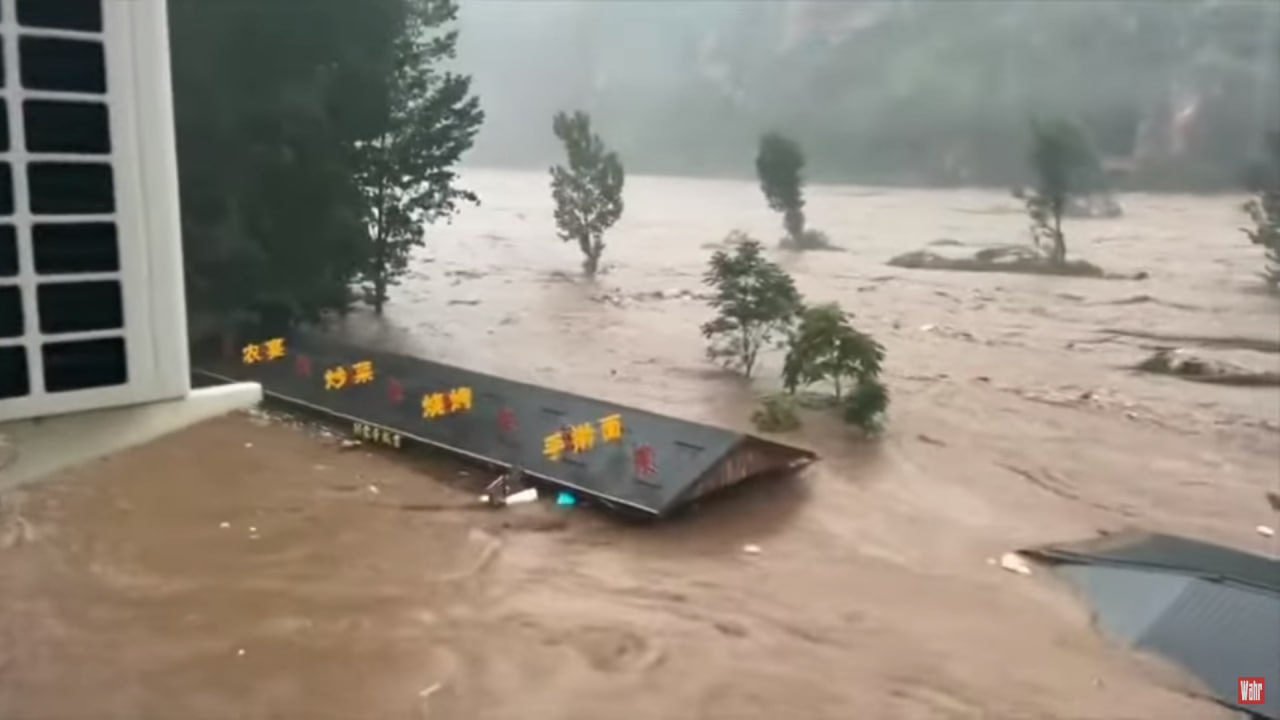 Мощный тайфун разнес Тайвань и обрушился на Китай: эти видео похожи на фильм-катастрофу