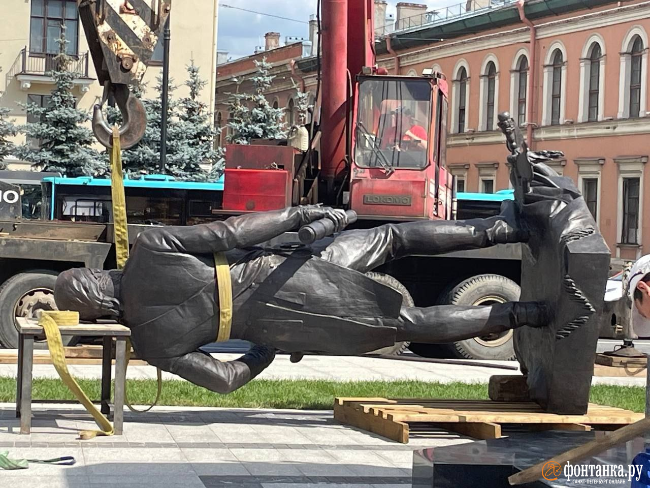 На площади Труда устанавливают памятник Ушакову