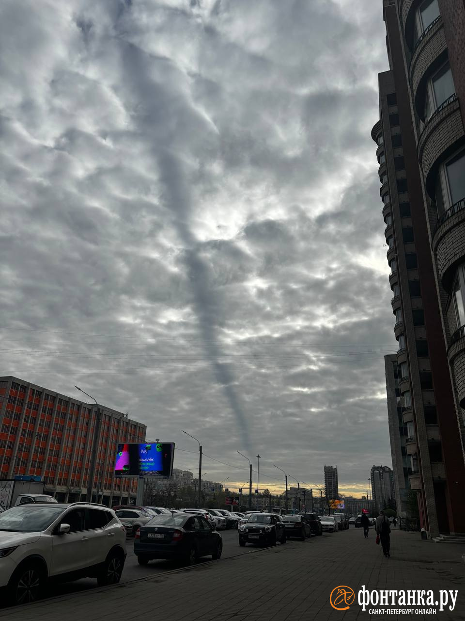 Странную полосу на облаке заметили в Петербурге