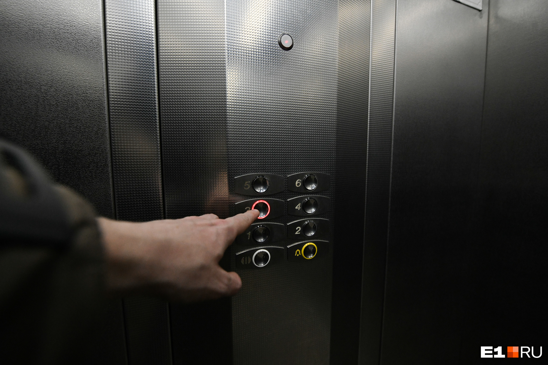 Перед тем как зайти в лифт, внимательно посмотрите, сколько человек он вмещает и есть ли внутри связь с диспетчером