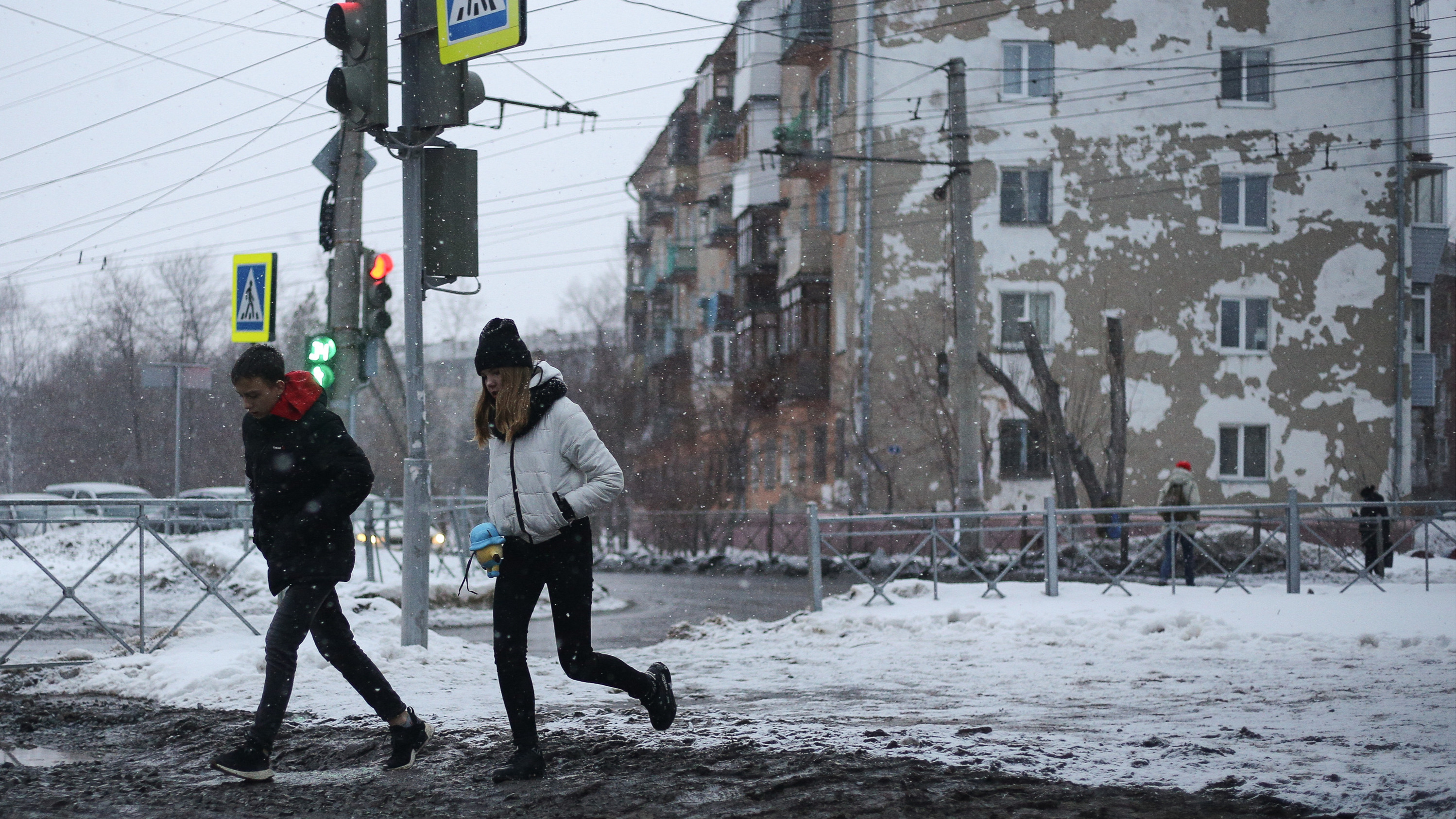 Снежок и слякоть; день чудесный: 10 атмосферных фото с осенних улиц Омска