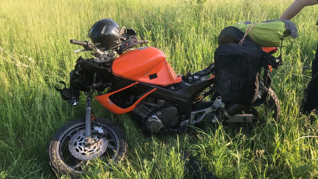 Молодой мотоциклист погиб после ДТП на новосибирской дороге — он врезался в машину
