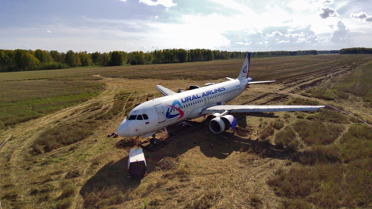 Самолет «Уральских авиалиний» предложили поднять в воздух, разогнав по замерзшему полю
