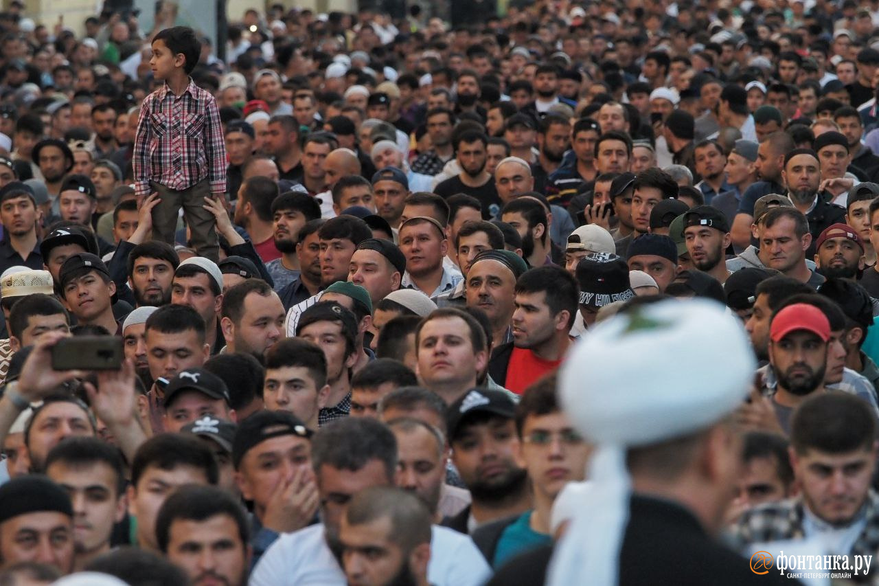 Тысячи людей у мечетей, Московский перекрыт
