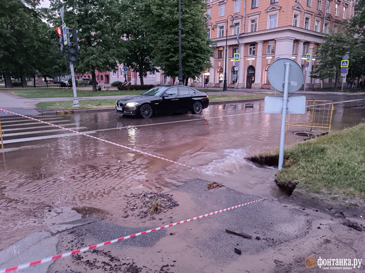 Трубу с холодной водой прорвало на перекрёстке Большого проспекта Васильевского  острова в Петербурге - 3 июня 2024 - ФОНТАНКА.ру