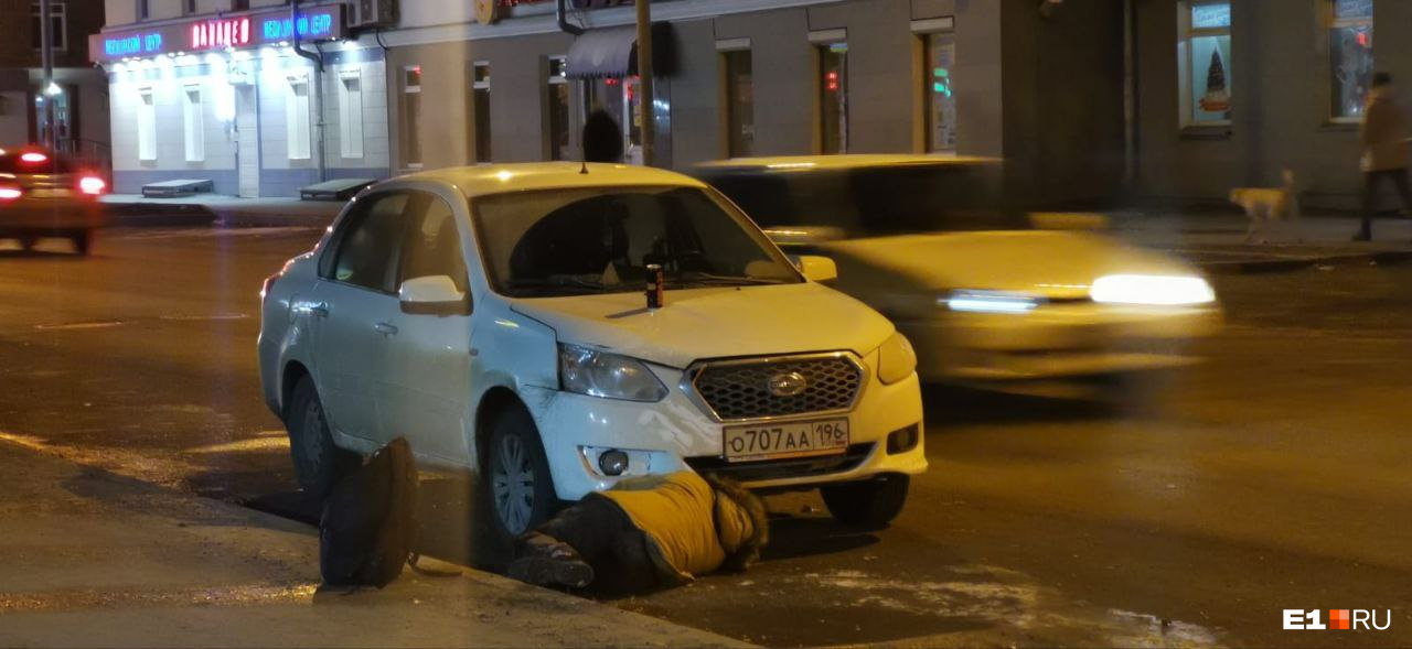 Вломился в чужую машину: в Екатеринбурге скрутили мужчину, уверенного, что припаркованное авто заминировано