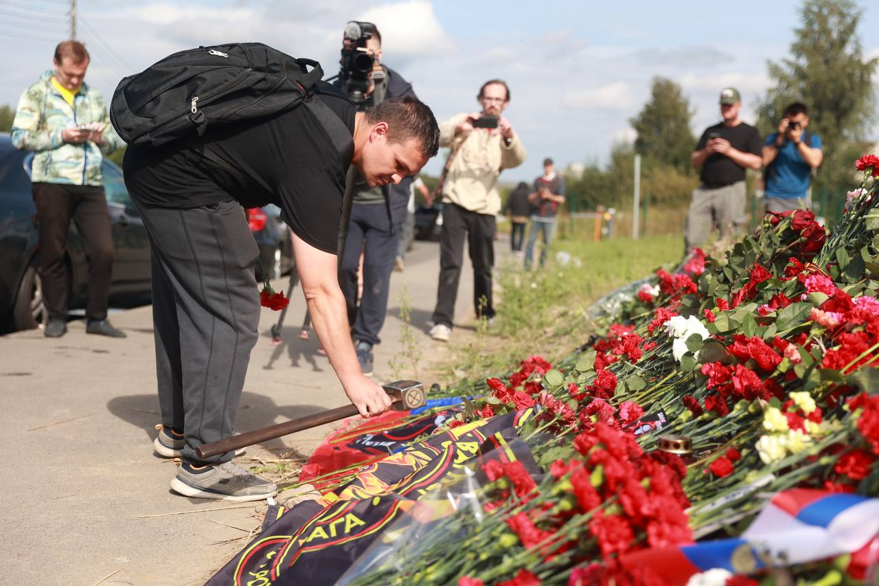 приносят цветы на могилу солдата к разбитому доту фото 80