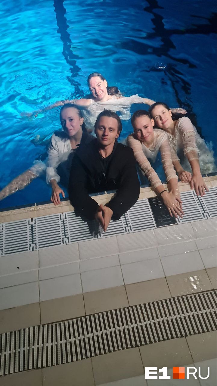 В Екатеринбурге красотки-спортсменки едва не утопили актера в гигантском бассейне ради клипа: видео