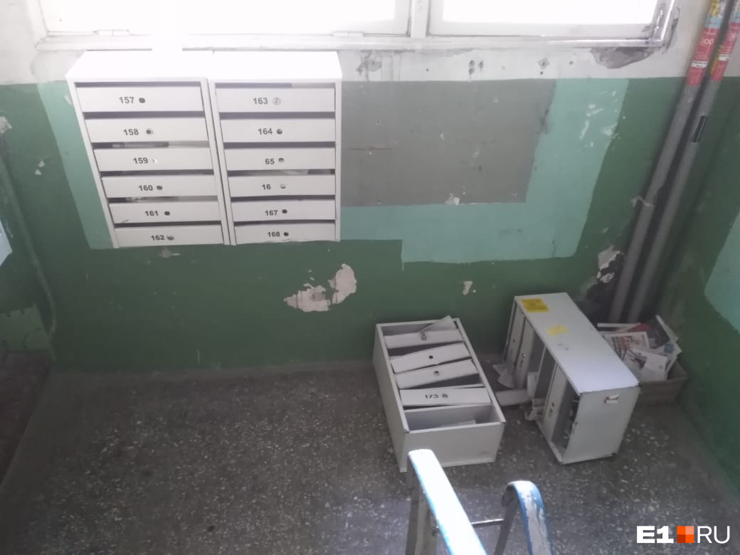 На Юго-Западе хулиганы разгромили почтовые ящики и стащили их из подъезда: видео