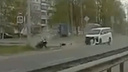 Слетел с байка и ударился о столб: в Ярославле мотоциклист врезался в автомобиль. Видео