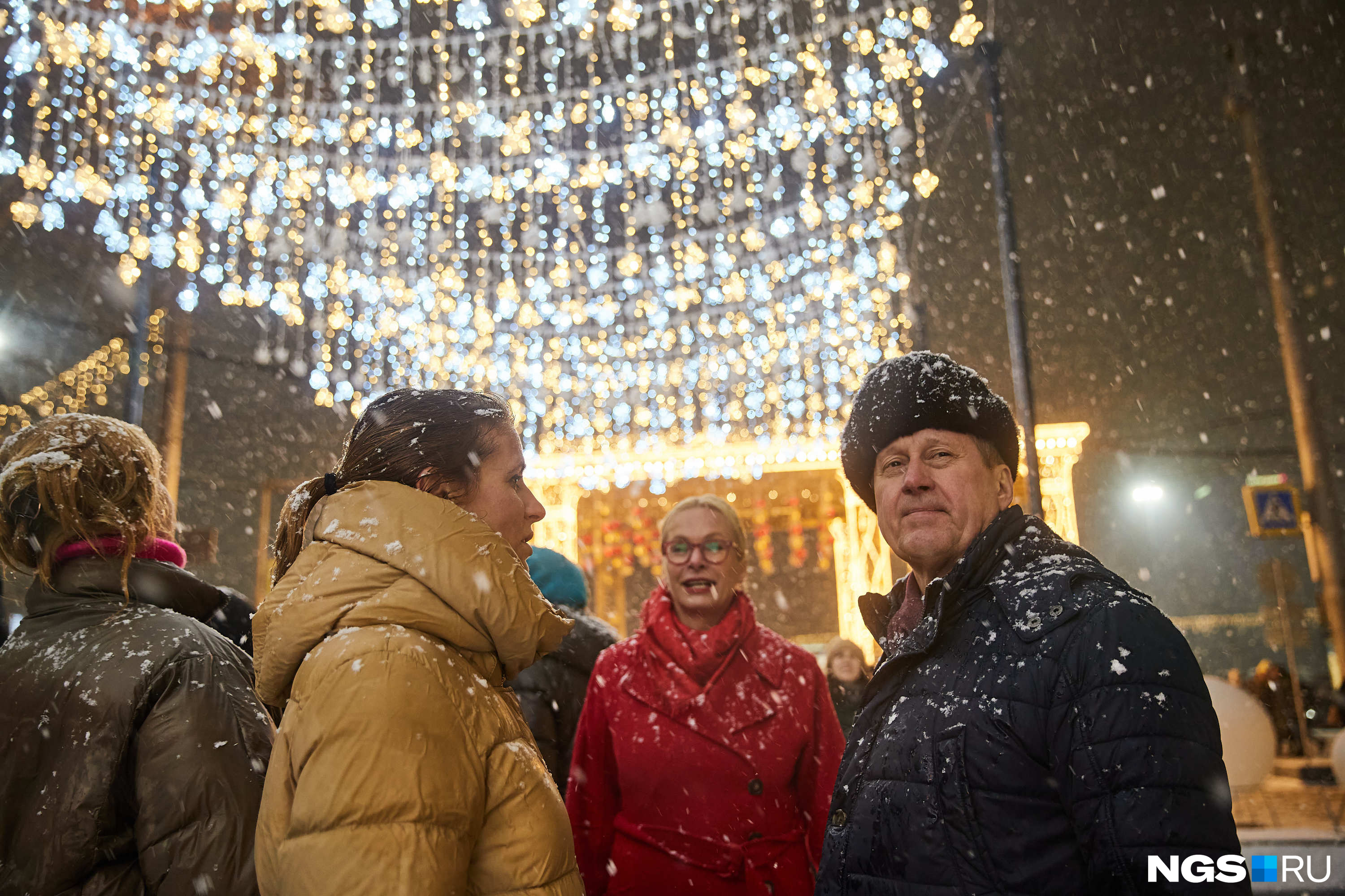 На запуске новогодней иллюминации присутствовали мэр Новосибирска Анатолий Локоть и вице-мэр Анна Терешкова
