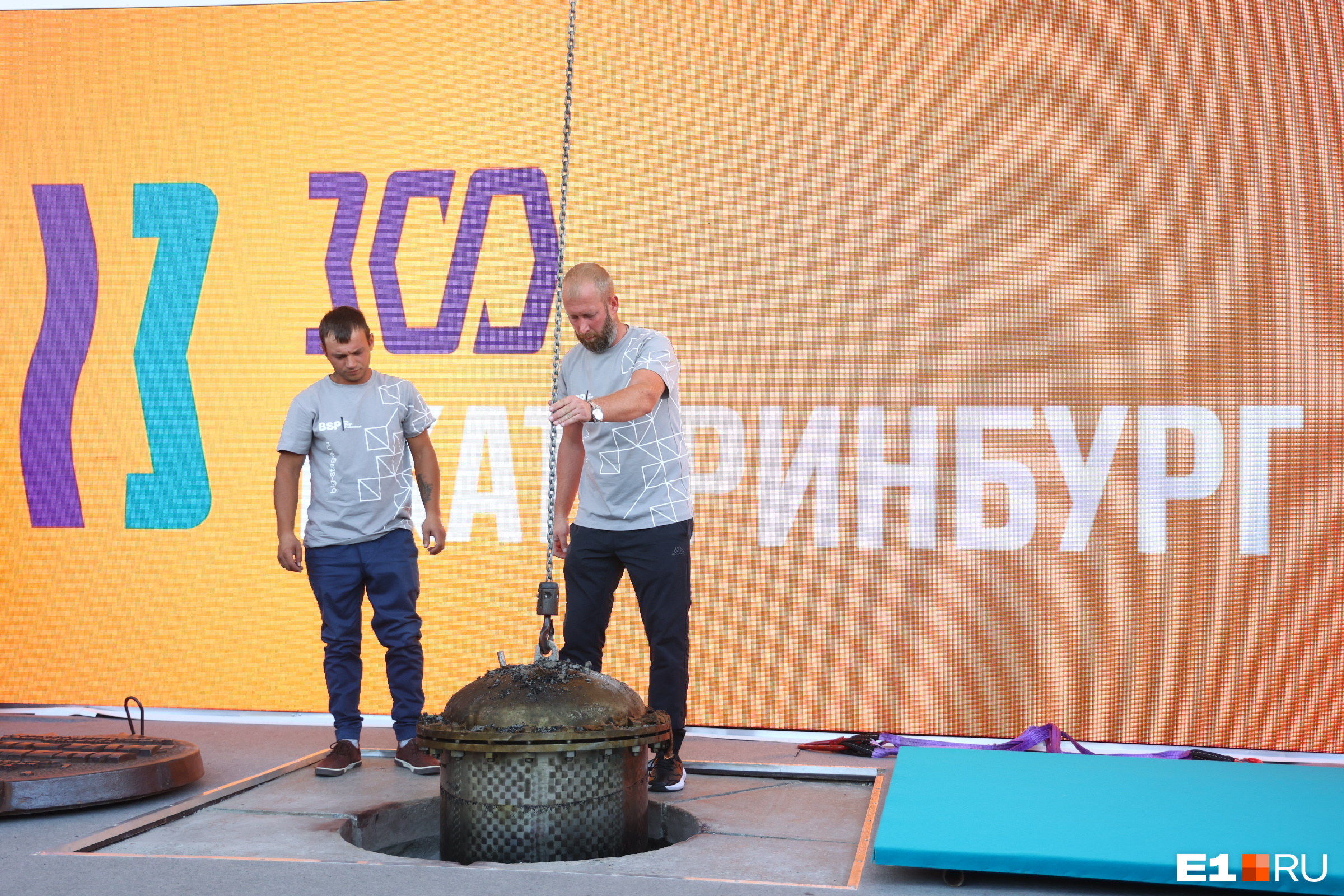 Достали — и привет: в Екатеринбурге вытащили из-под земли «капсулу времени» и оставили ее на Плотинке