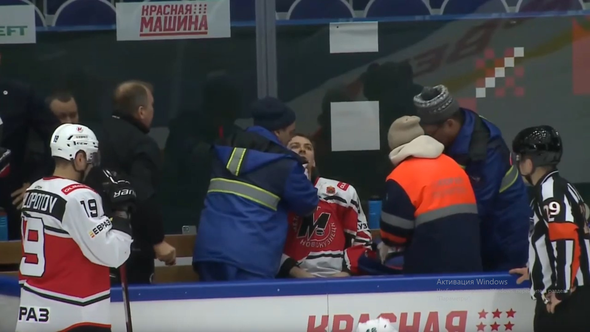 Сибирскому хоккеисту порезали горло коньком во время матча — парня увезли на скорой. Видео с игры